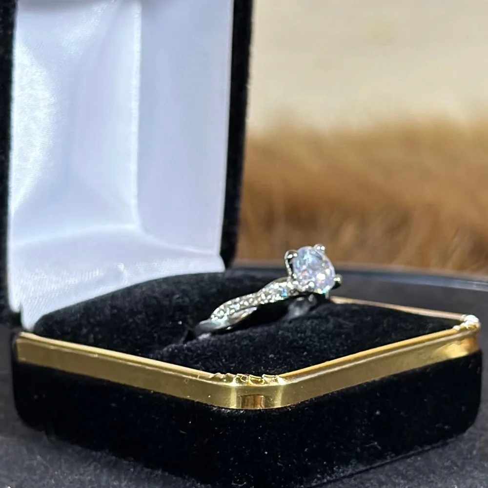 Elegant Silver Diamond Ring - Picture 4 of 7
